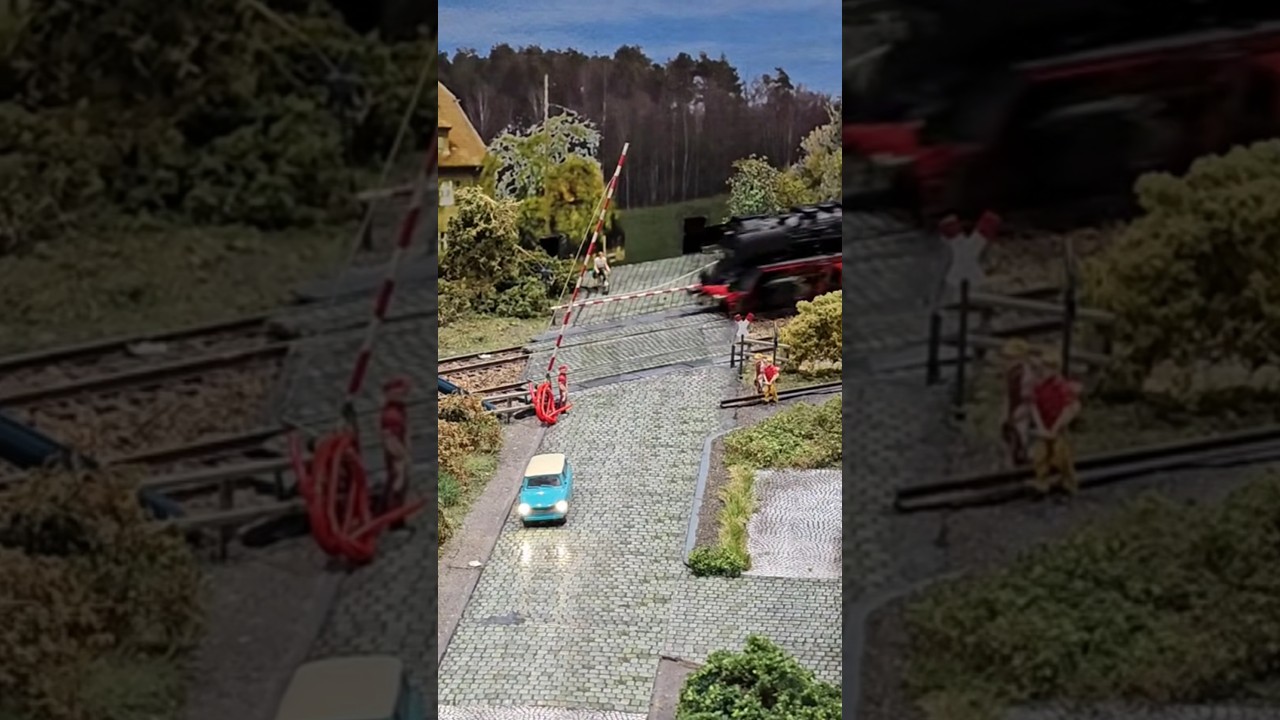 Fahrradfahrer wartet an geschlossener Schranke #eisenbahn #train #modeltrains