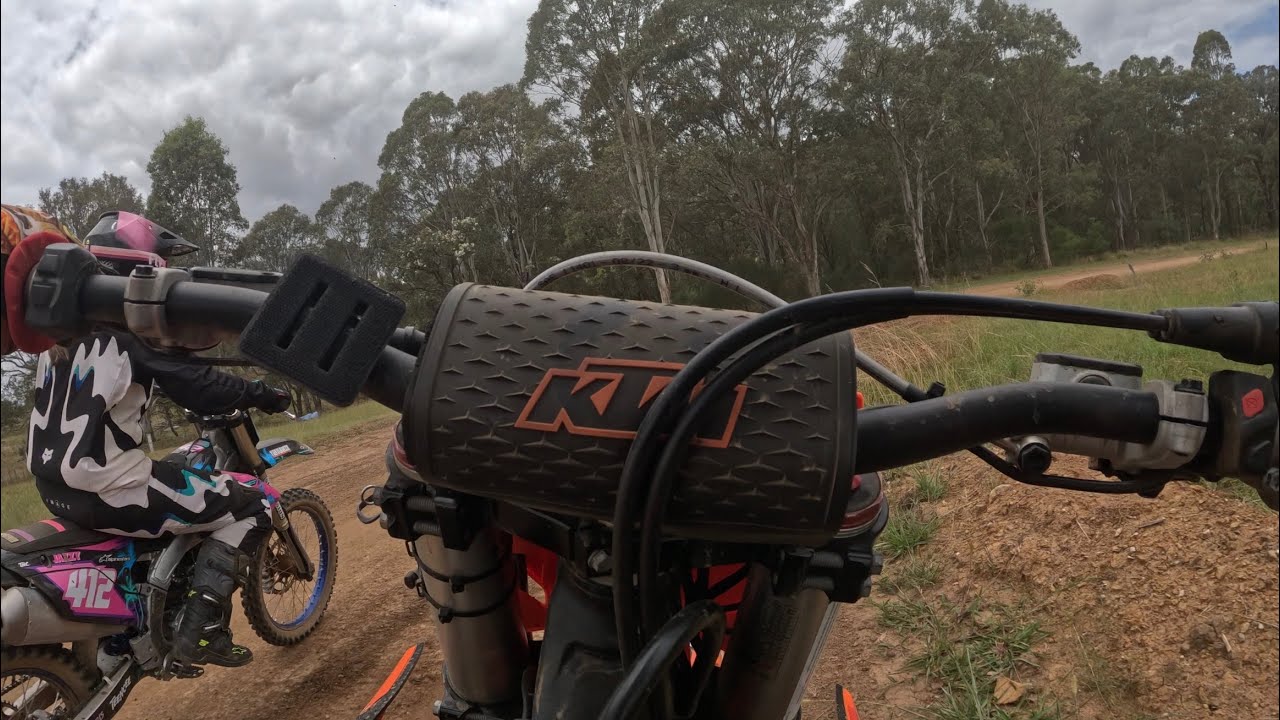 Makka goes to Appin grass track with Jazzy!