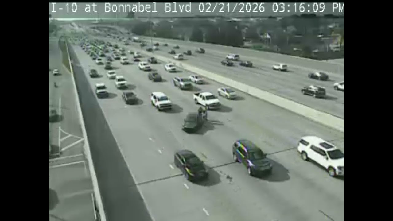 Louisiana: Bad Driver Loses Control & Crashes Into Driver 