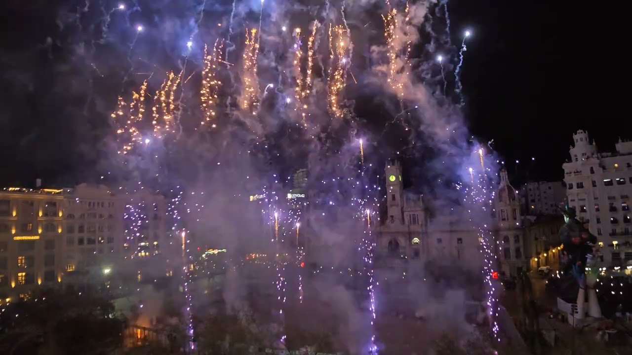 14 maart 2026   Plaza del Ayuntamiento Pirotecnia Tamarit #fireworks #vuurwerk #amazing #feuerwerk 