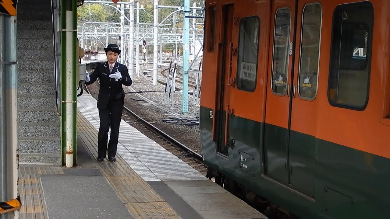 高崎の上越線115系湘南色 女性運転士、女性車掌