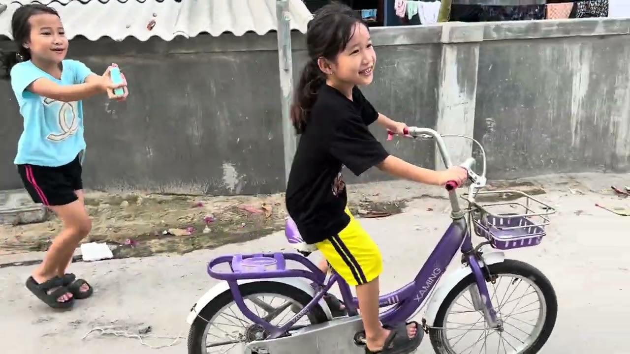 Ba thương con thì con giống mẹ