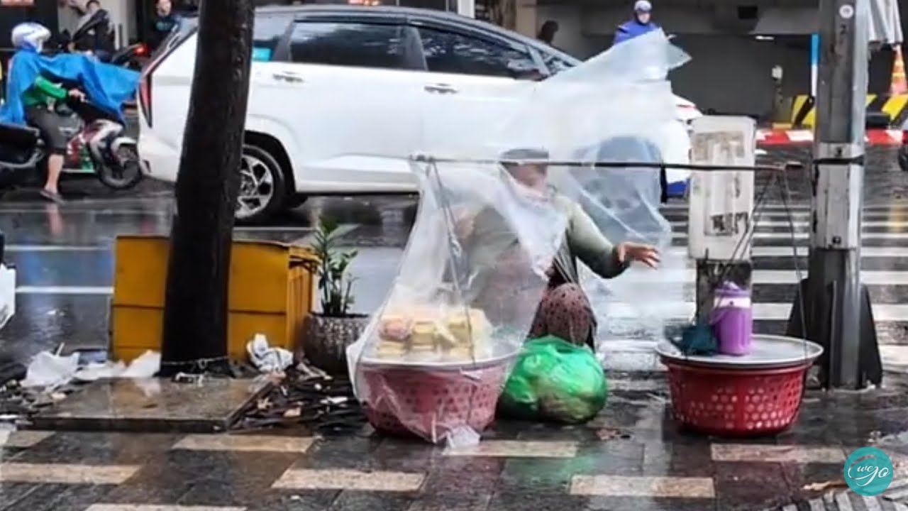 BẤT NGỜ MƯA LỚN GÁNH HÀNG RONG GIỮA SÀI GÒN HOA LỆ