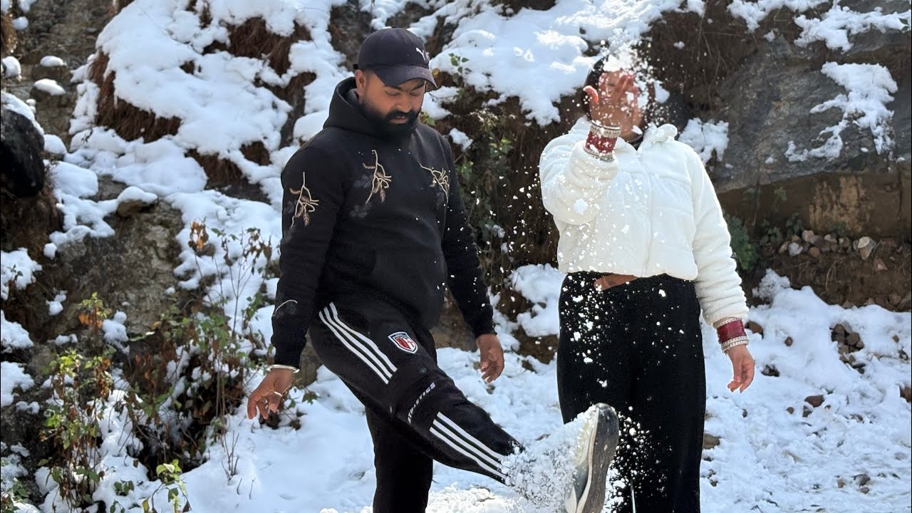 So guys 14 saal baad Palampur mai  snowfall hua❄️❤️