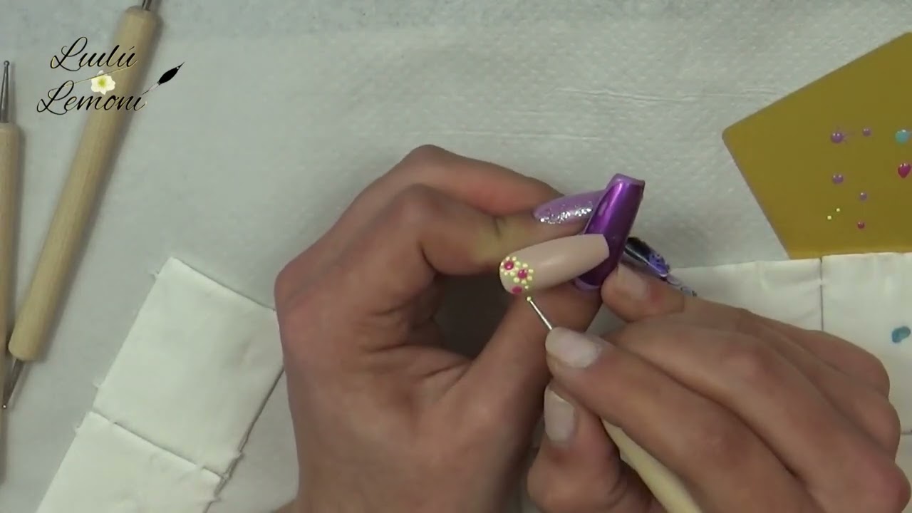 Diseños con puntitos en uñas💖💅