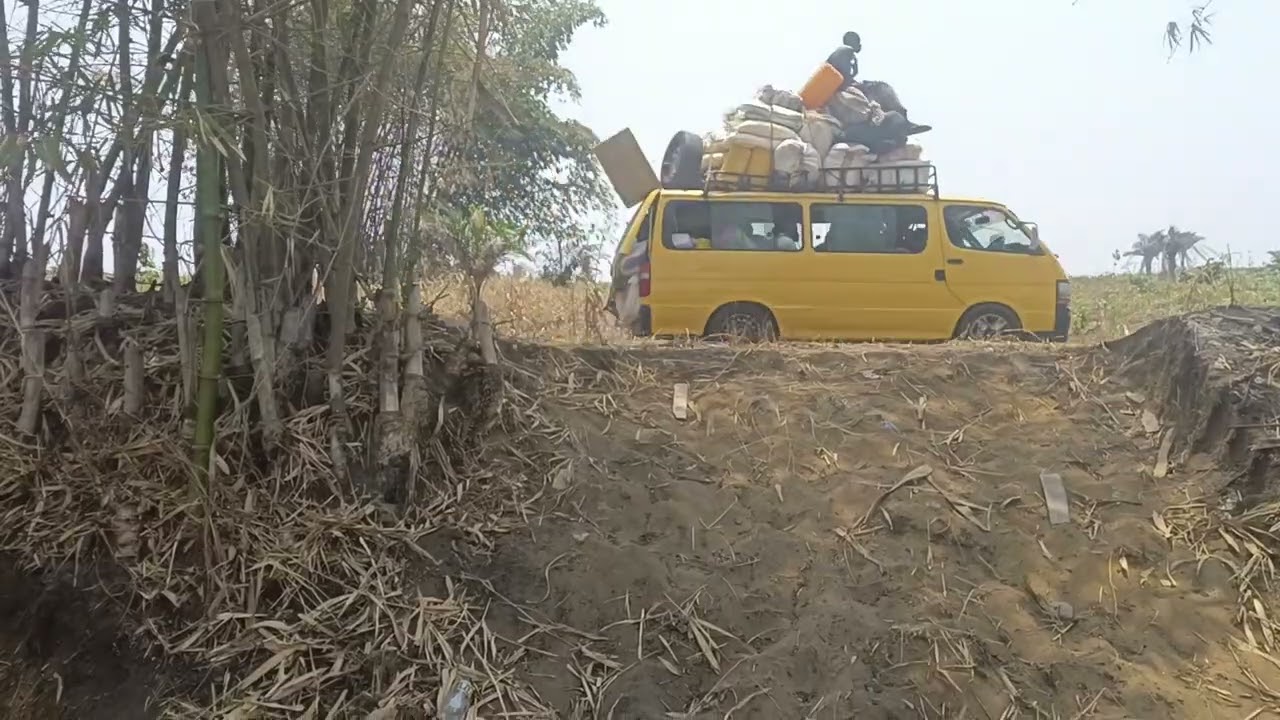 KOMA BAILLEUR N'A KINDOBO +SIEUR PARCELLES DE 20M/20 A VENDRE ver la commune de MALUKU 