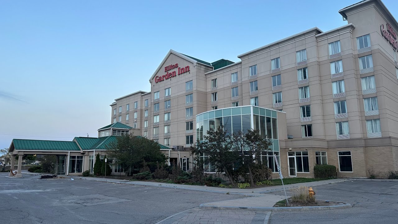 😱 Исследование огромного заброшенного отеля Hilton Garden Inn — крытый бассейн остался нетронутым.