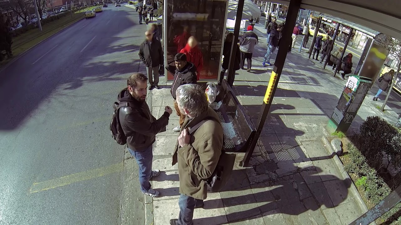 Ρατσιστική επίθεση σε στάση λεωφορείου (κοινωνικό πείραμα)