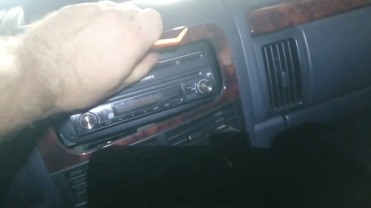 Jeep Grand Cherokee WJ снимаю климат-контроль и  магнитолу.