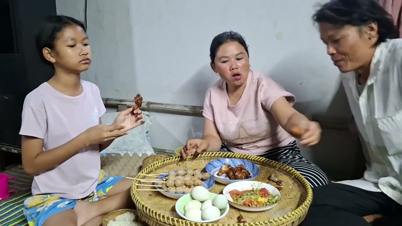 ไปอุดหนุนอ้นน้อยกับแม่น้อยมากินข้าวแลงนำกันเด้อจ้า 