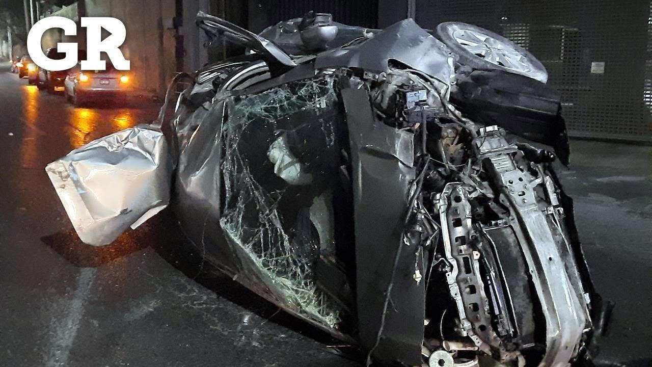 Choca y vuelca auto en Antonio L. Rodríguez | Monterrey