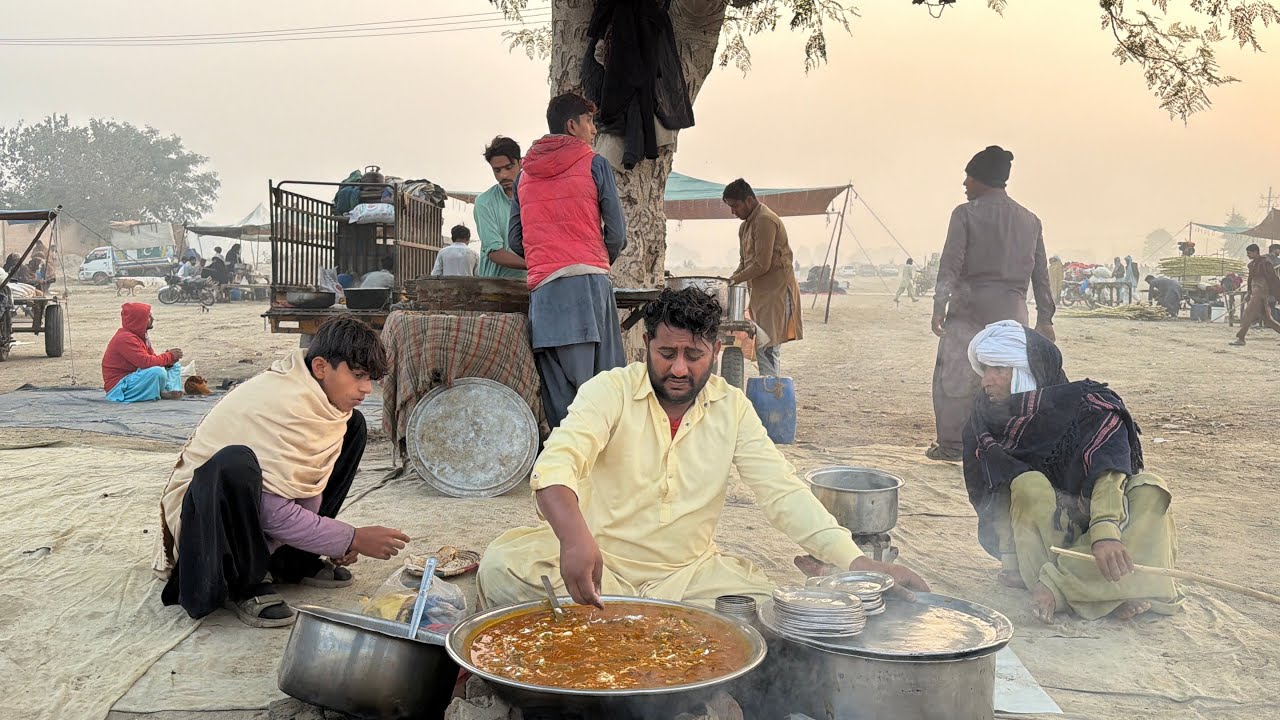 100/-Rs Food Street Breakfast in D.G.Khan Punjab😍Haji Sab Beef Farosh-Making Desi Murghi Street Food