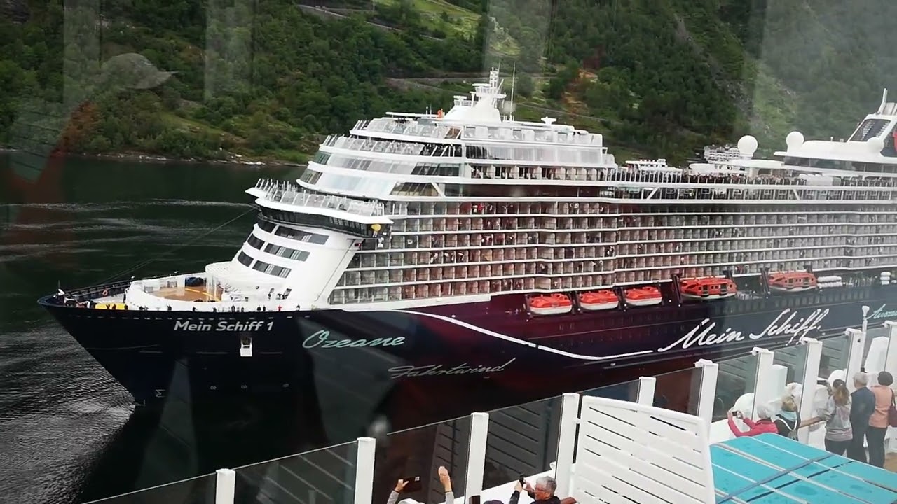 Aida Perla trifft Mein Schiff 1 im Geirangerfjord Juni 2022