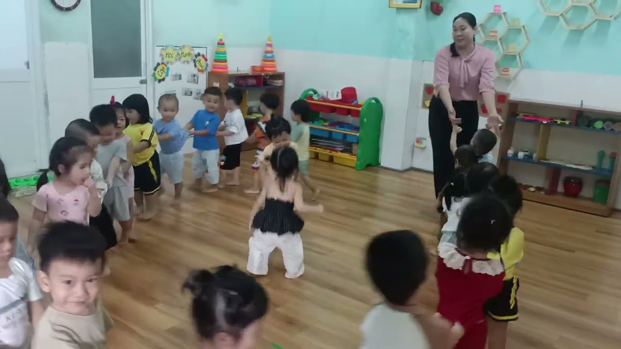 Vận động  theo nhạc đoàn tàu nhỏ xíu
