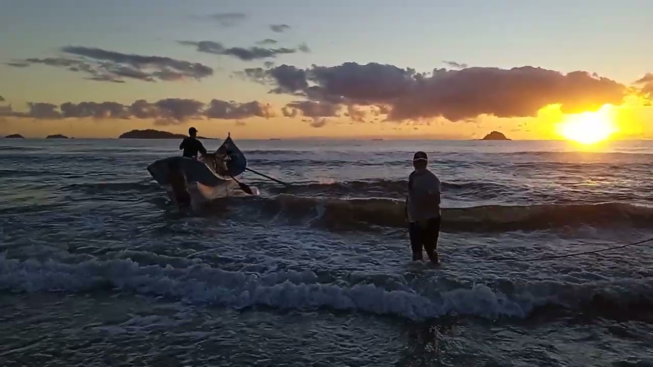Amanhecer e pesca de arrasto em Ubatuba – esperando a manjubinha entrar