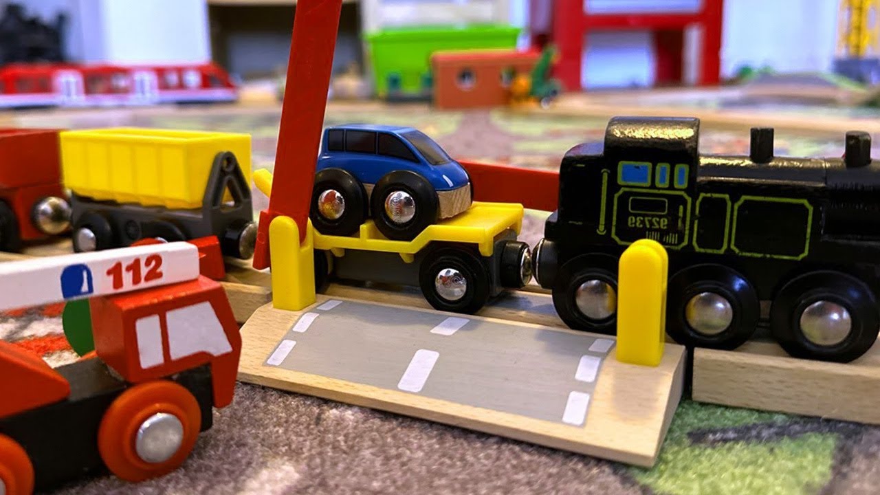 Zug trifft Autotransporter an der Schranke | Brio Spielzeug aus Holz für Kinder