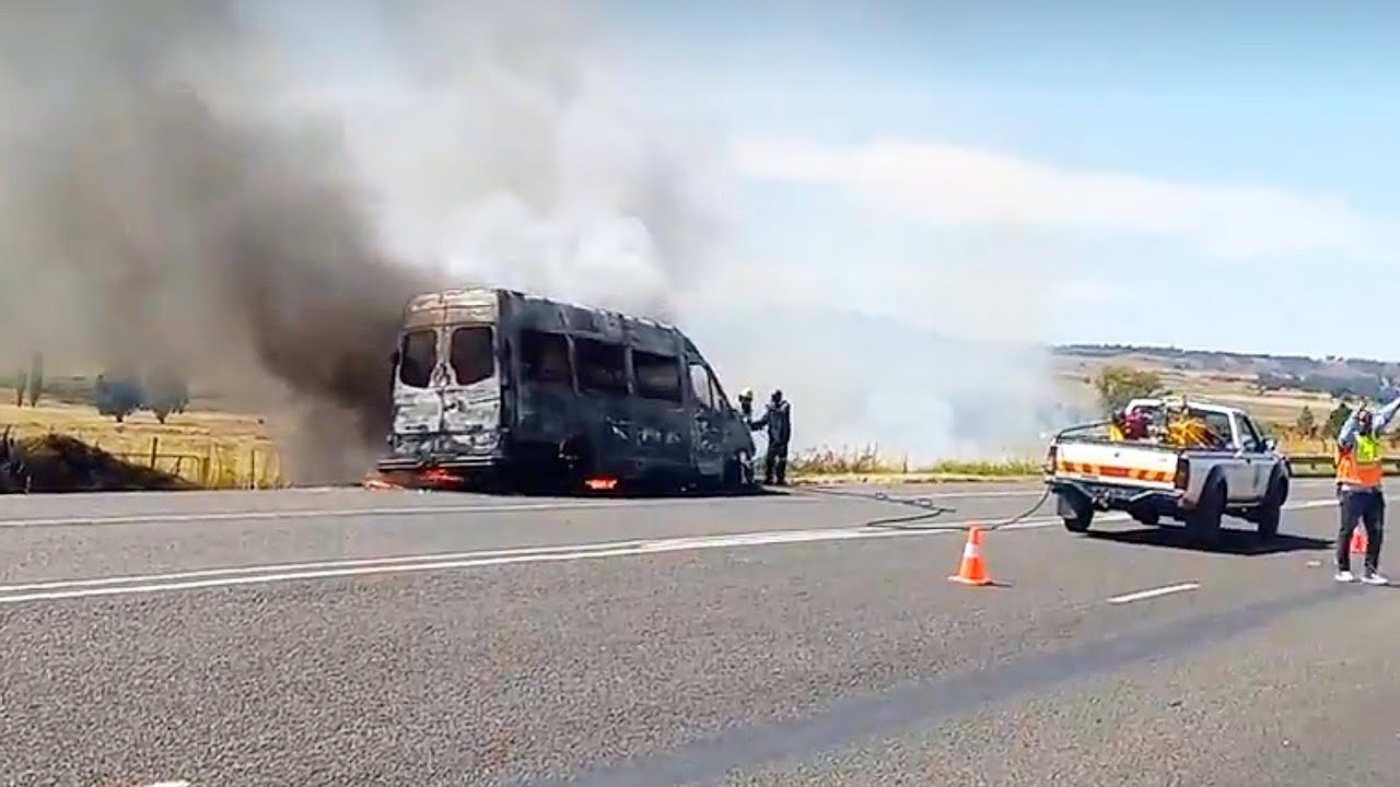 Taxi on fire : it was transporting people from Bethlehem to Qwaqwa