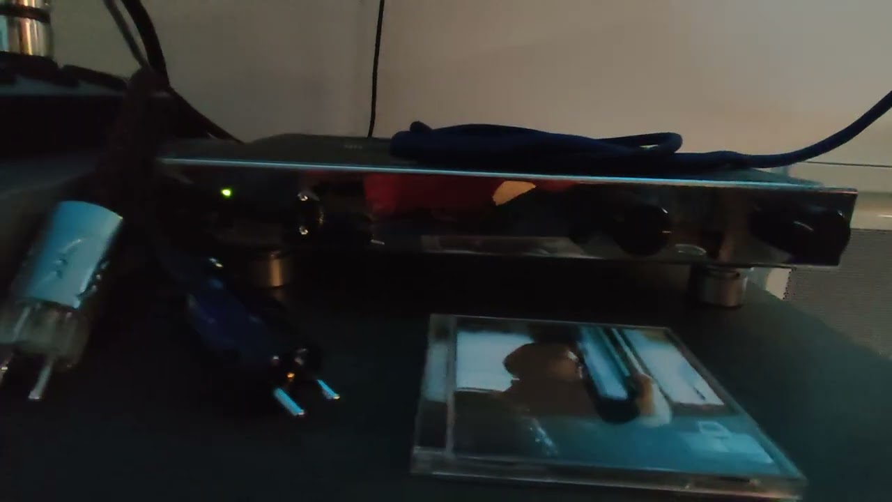 Byebye Blackbird Elac Élégant 305  Feat Leia