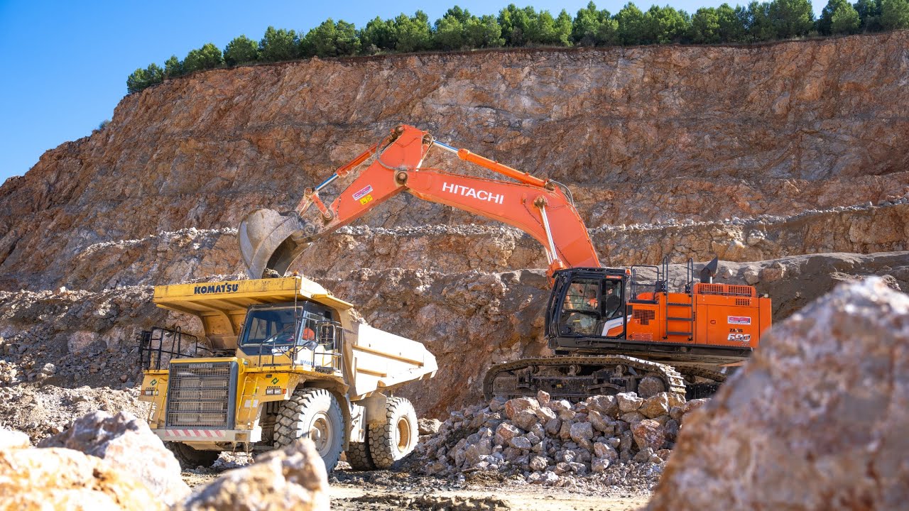 Serveis Girgom Hitachi 690 Loading Komatsu HD465 Trucks