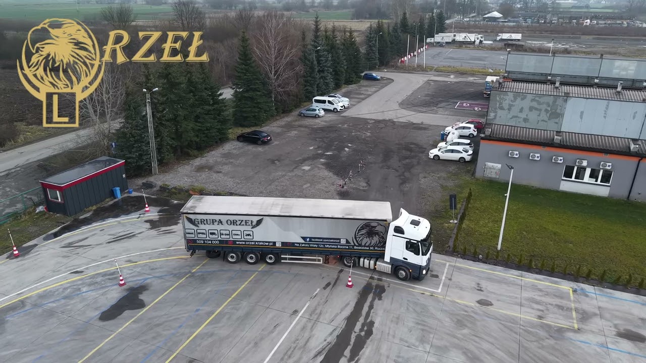 Ruszanie i jazda pasem ruchu do przodu i do tyłu kategoria C+E (ciągnik siodłowy + naczepa).