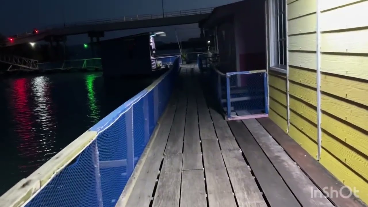 Semalam di Chalet terapung Bestuba, Pulau Tuba.
