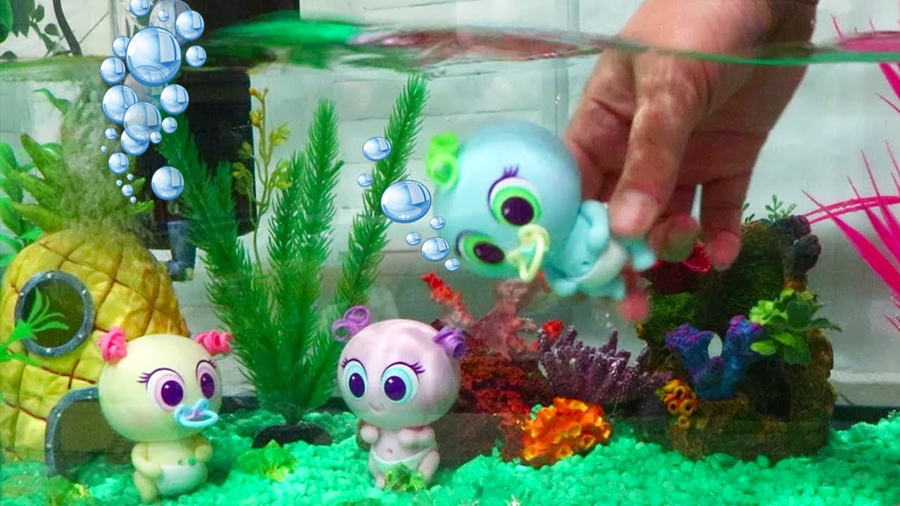 Water Toy Babies Mikro Nerlies Swim in Their Fish Tank | Toys and Dolls Fun for Kids | Sniffycat