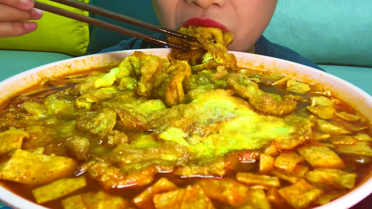 沉浸式吃螺蛳粉，我这个炸蛋真的太优秀了，吸满汤汁吃的非常过瘾！【脸圆圆的小何】
