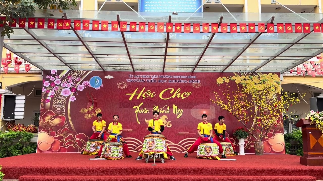 Trường TH Khương Đình. Hội chợ Xuân. Đánh trống