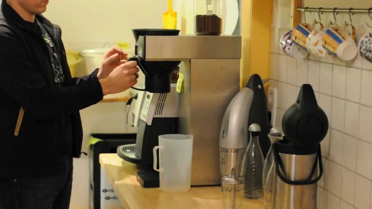 Bedienung der Filterkaffeemaschine im OFfenraum