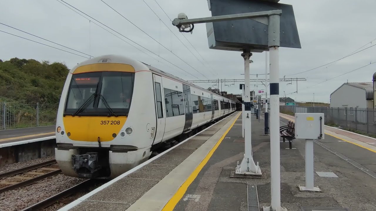 c2c 357208 + 357039 depart Leigh-On-Sea - 23/11/2021