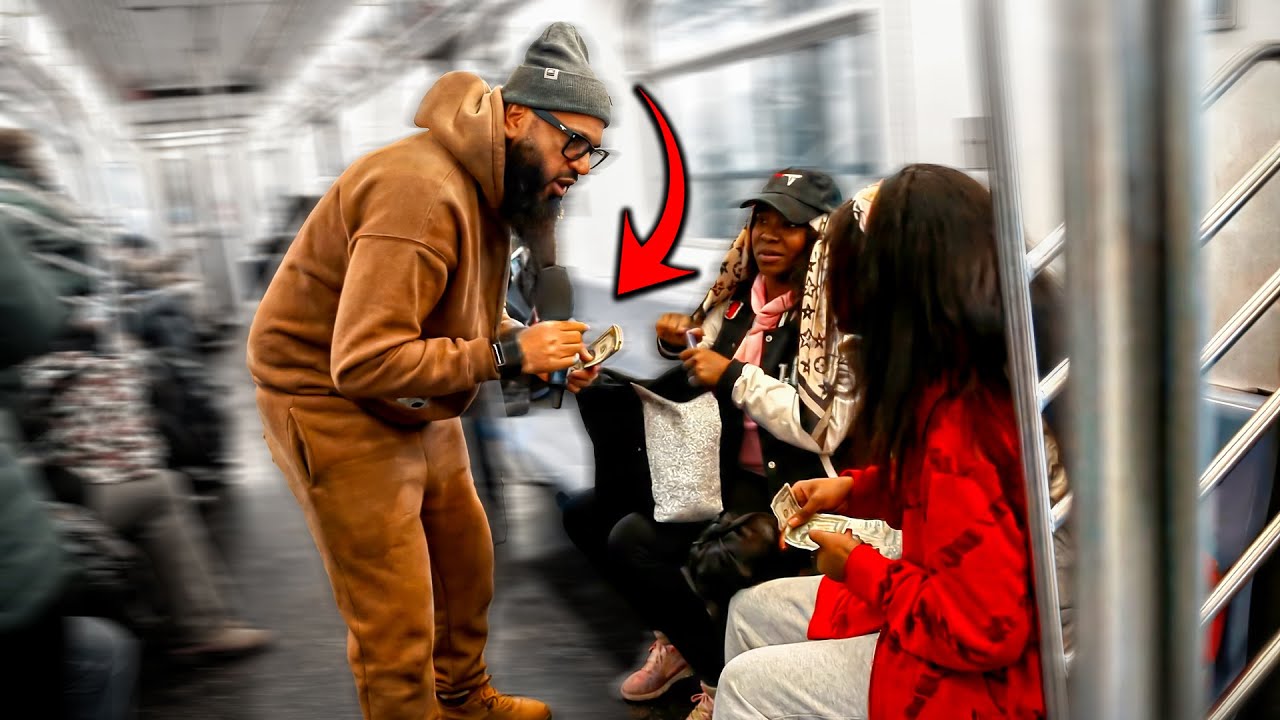 Мусульманин задает вопросы незнакомцам в нью-йоркском метро.