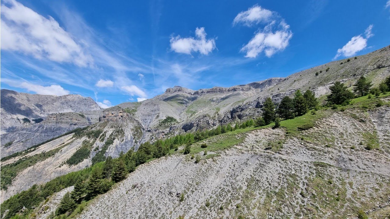 Roches et cascades à Péone (Alpes Maritimes)