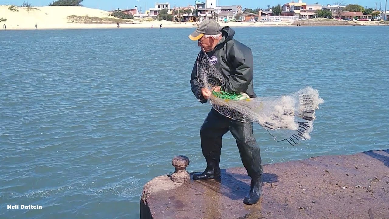 Imbé/RS, Barra, Embarcação Zóinho do Mar, saindo e pescadores de tarrafa pescando com tenaciade.