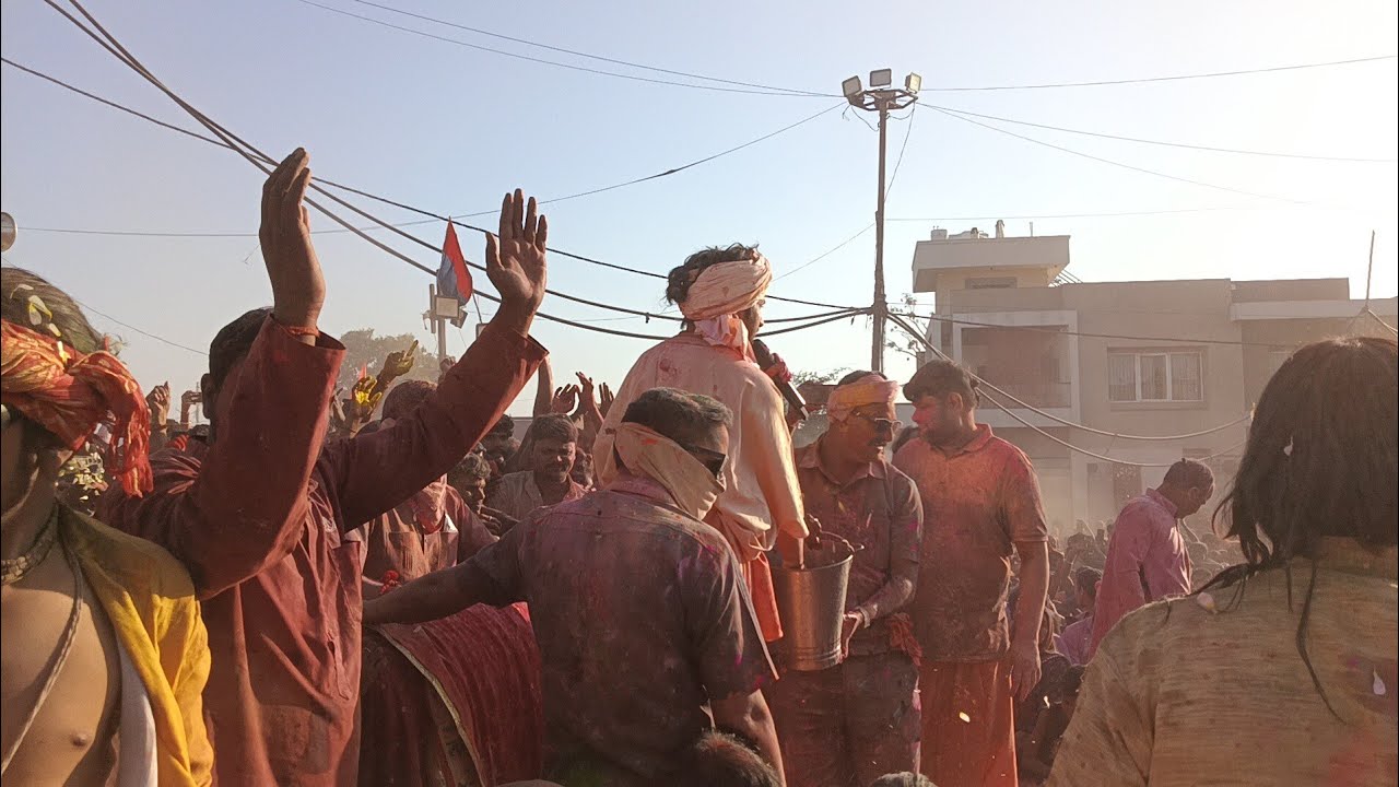 बागेश्वर धाम में गुरु जी भक्तों के साथ होली खेलते हुए आप भी होली देखिये और आनंद लिजिये 