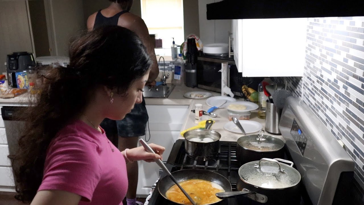 cocinando algo viral de tiktok🤭🩷 (sopa maruchan y huevos) 🍜