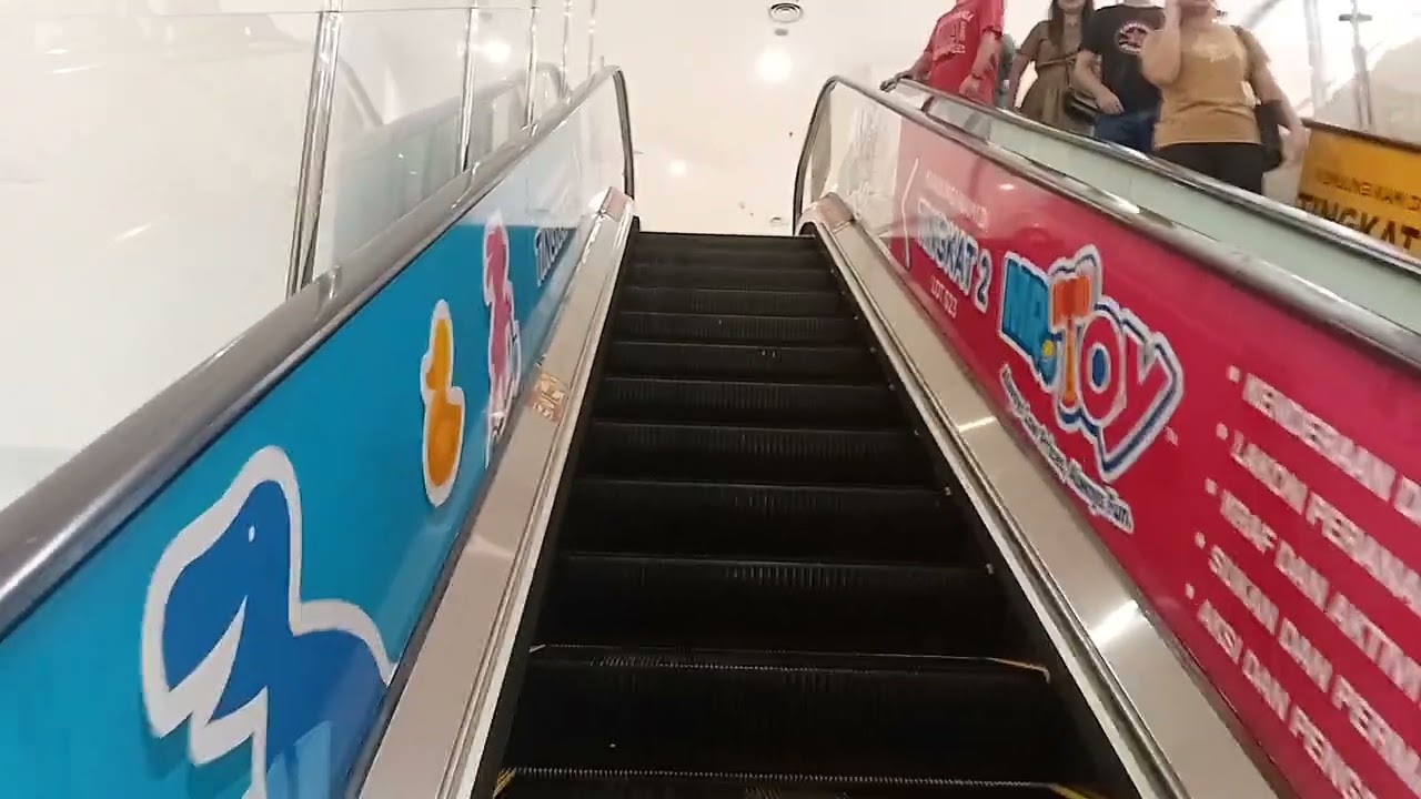 Escalator AEON Mall kuching 10