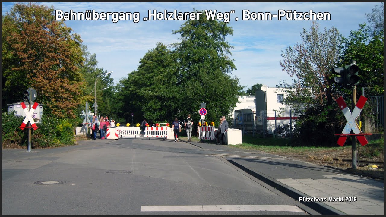Bahnübergang „Holzlarer Weg“, Bonn-Beuel ++ MAN-Schienenbus fährt läutend zu Pützchens Markt, 7/9