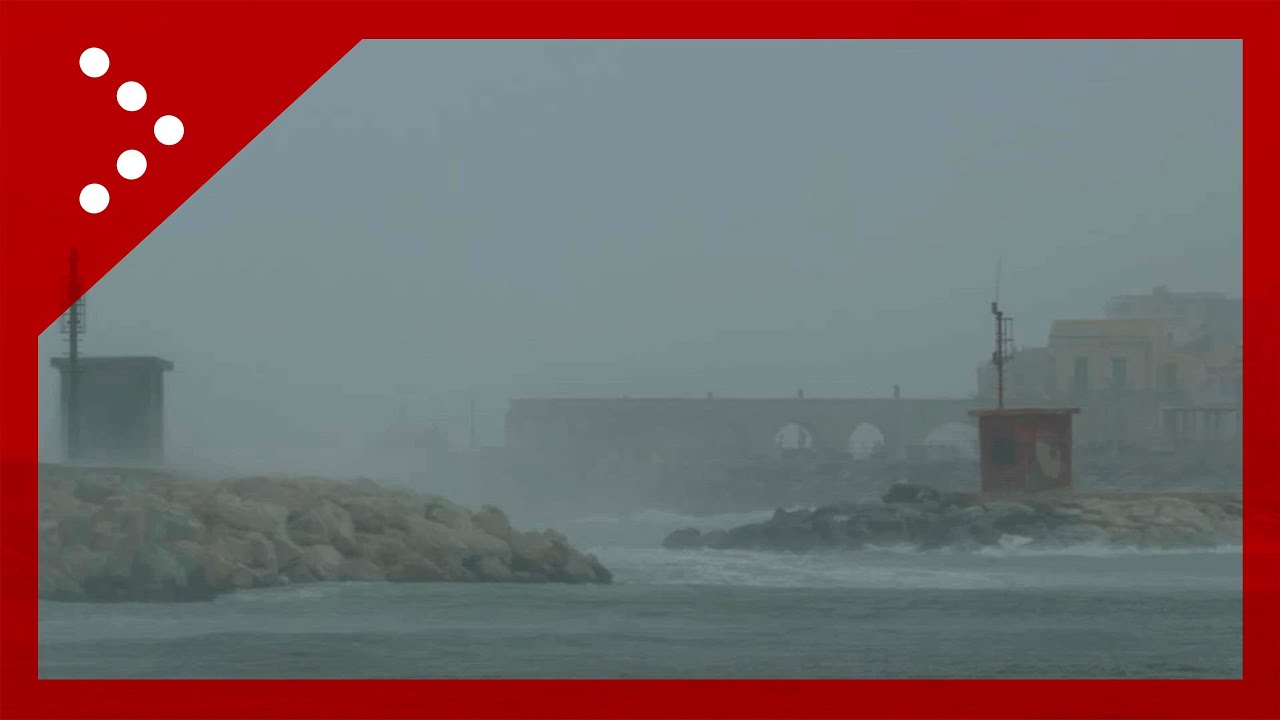 Siracusa sferzata dalle onde: mareggiata sul porto