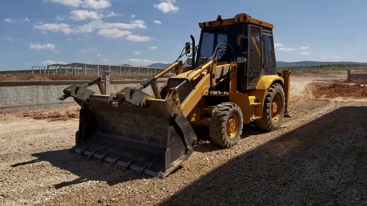 Yaşlı Kurt Tesviye Yapıyor Hidromek 101B Bekoloder Kepçe