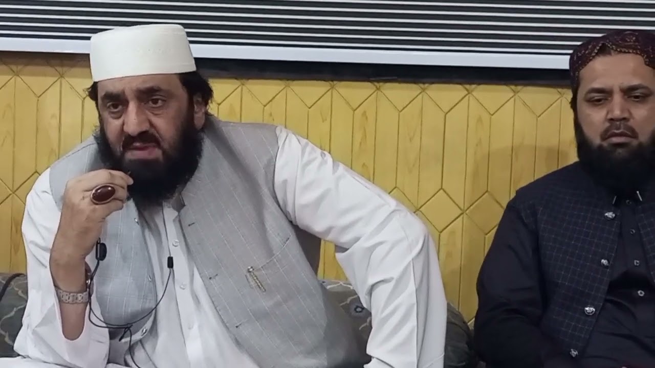 حافظ حمداللہ صاحب کی رھایش گاہ پر ختم القرآن  تراویح کے موقع پر شاھین جمعیت تلاوت فرما رہے ہیں۔