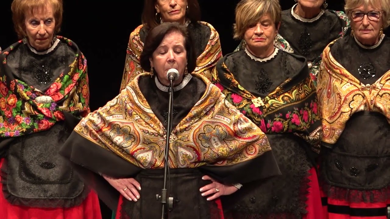 Actuación de la Escuela de Jotas de La Rioja en el Festival Intercomunitario de Vitoria.
