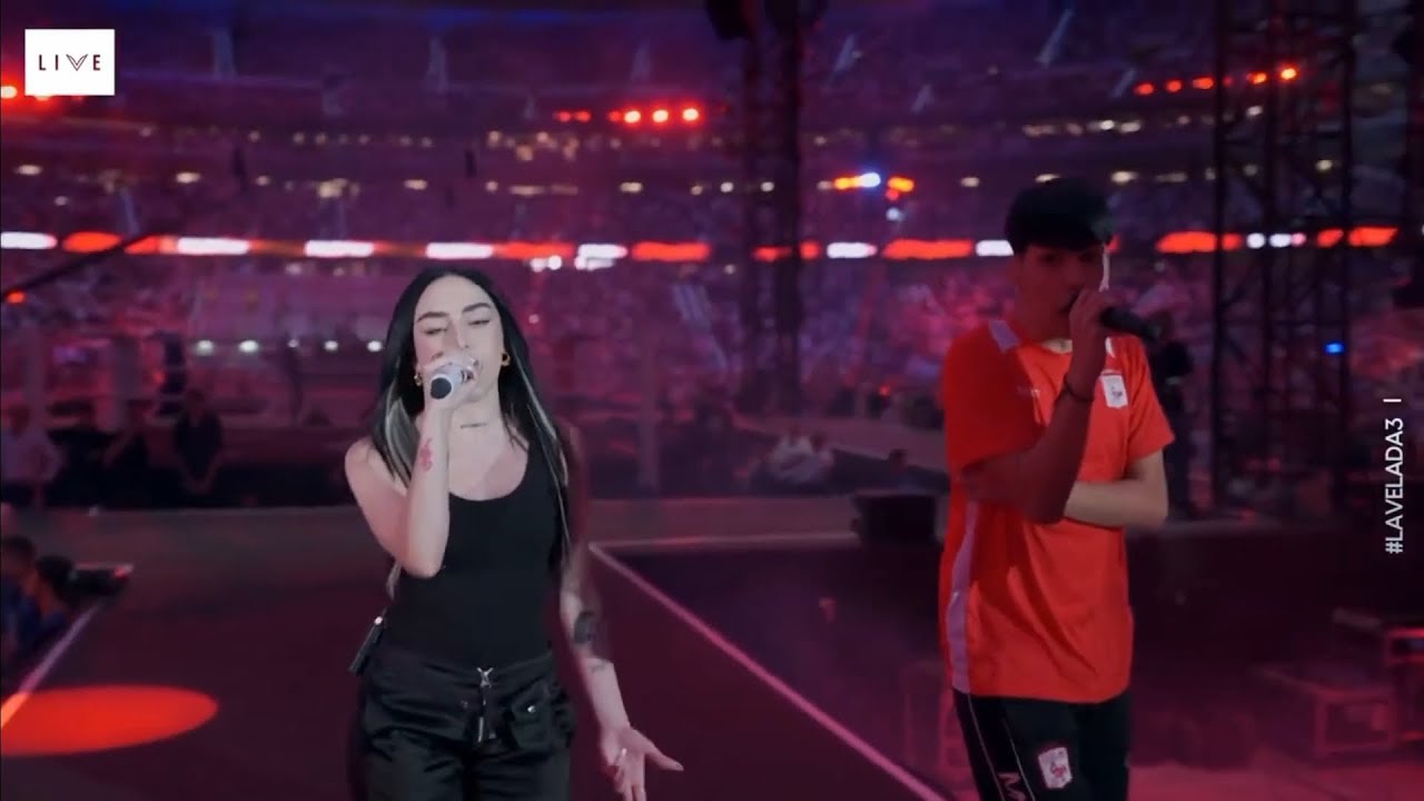 Nicki Nicole y Milo J cantando 