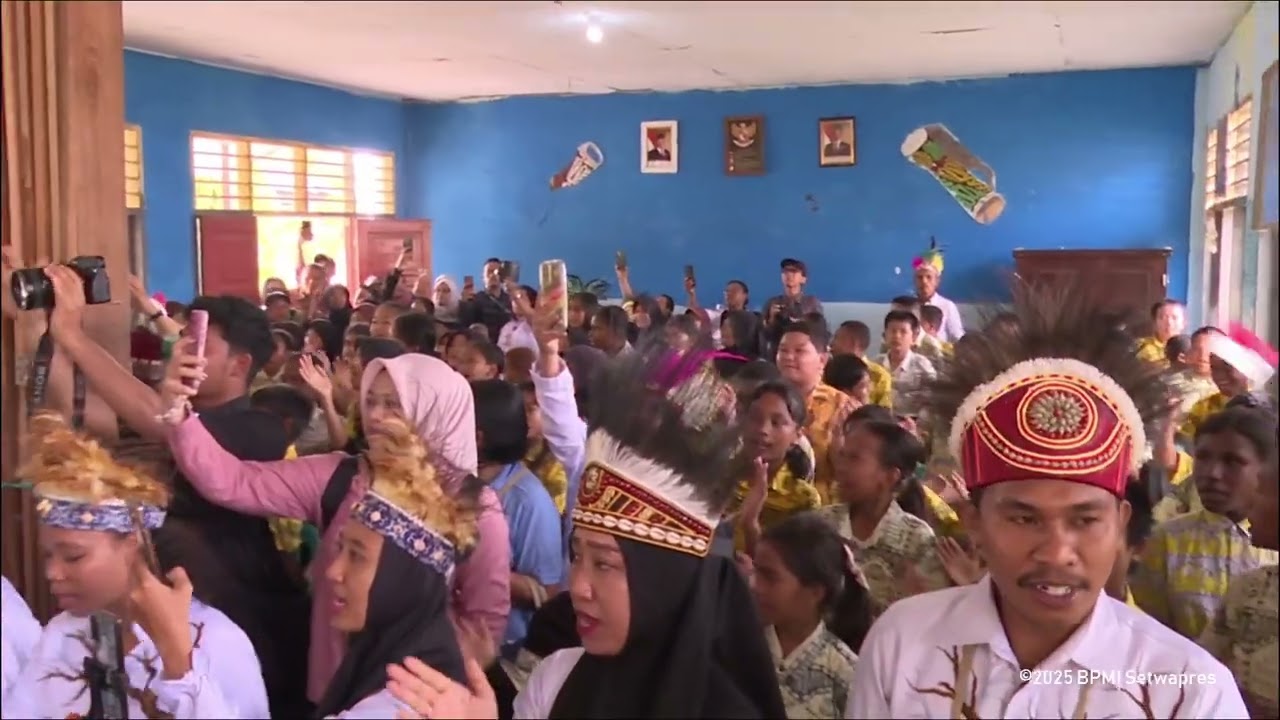 Ibu Selvi Gibran Ajak Siswa SDN 06 Sowi Gunakan Internet Sehat dan Tanam Pohon Matoa di Manokwari