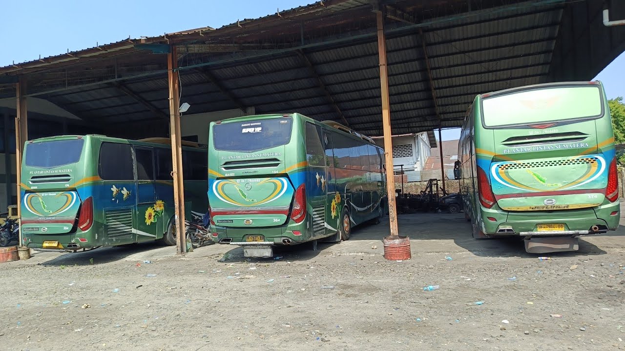 SANG JENDERAL ALS YANG TELAH PENSIUN - Deretan Bus ALS Di Gudang Medan. 
