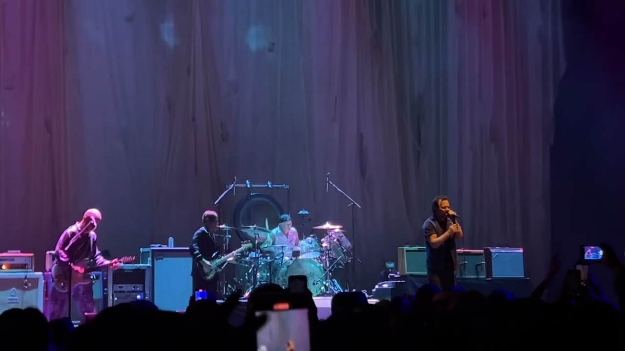 Eddie Vedder and the Earthlings cover The Cure “Just Like Heaven” live in Las Vegas 10/7/2022