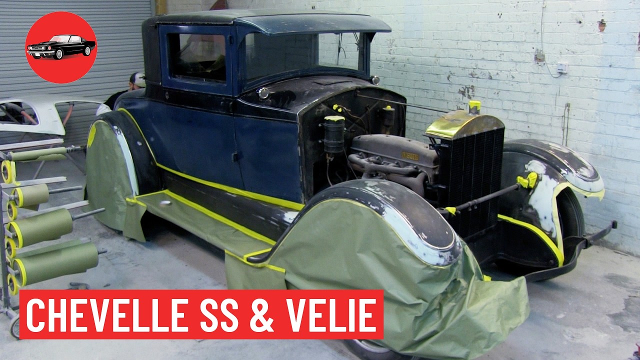 Ils réparent une voiture d'avant-guerre