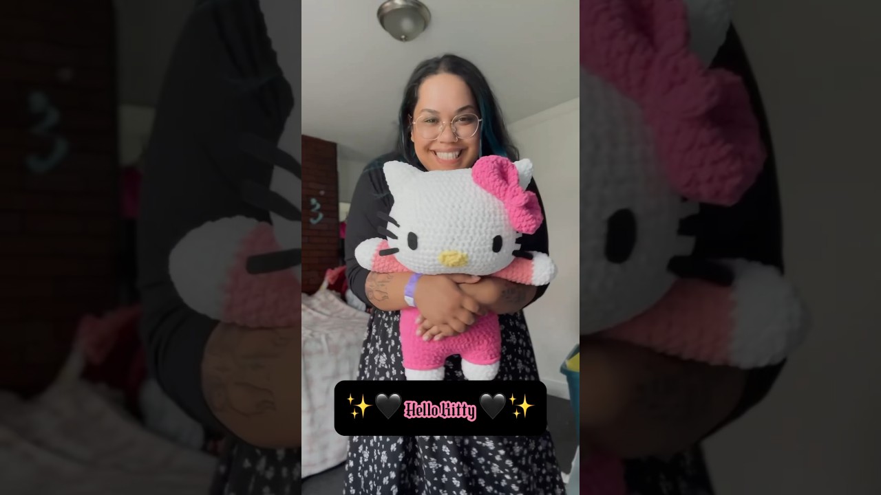 Jumbo crochet hello kitty! 🖤✨