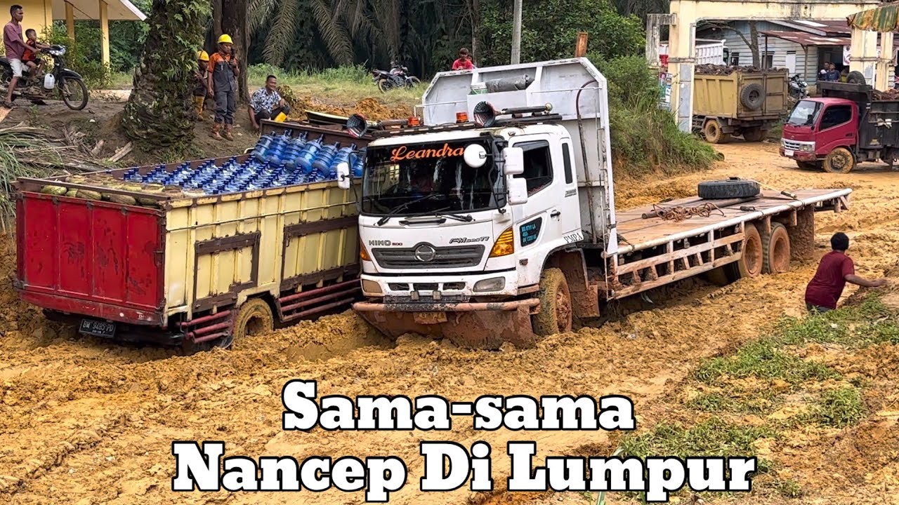 Dua Truk Nancap Di Jalan Lumpur Berujung Tarik-tarikan
