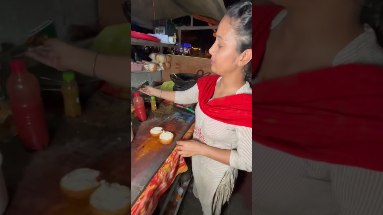 Didi ji selling overload burger in taran taran #burgar #india #tarantaran #punjab