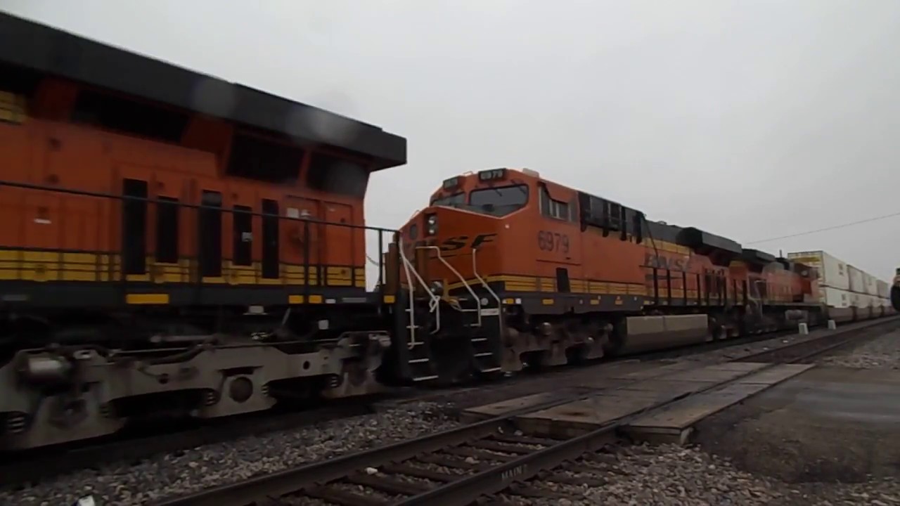 MEGA TRENO AMERICANO CON 5 LOCOMOTORI AMERICANI PIENO DI CONTAINER.